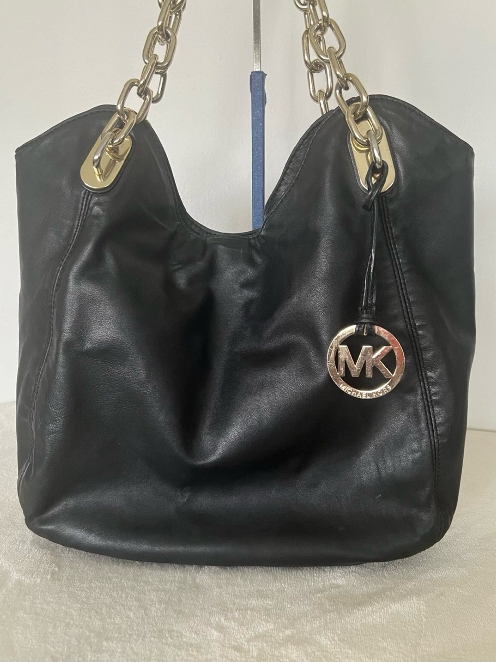 💚Michael Kors Black Leather Tote with Gold MK Logo Charm🩷